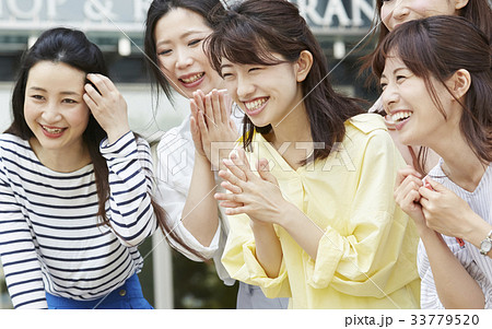 追っかけをするファンの女性 33779520