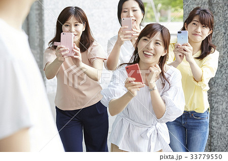 追っかけをするファンの女性 33779550