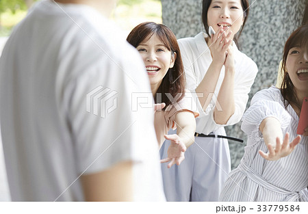 追っかけをするファンの女性 33779584