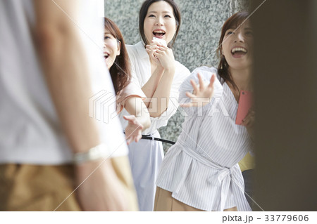 追っかけをするファンの女性 33779606