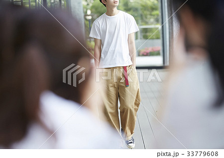 追っかけをするファンの女性 追っかけをするファンの女性 33779608