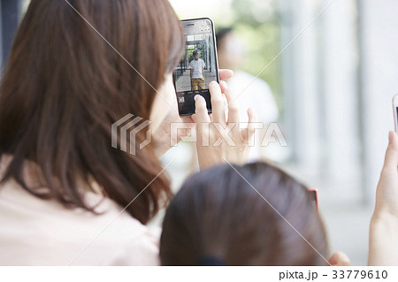 追っかけをするファンの女性 33779610