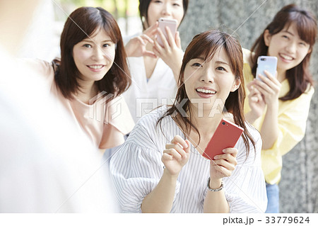 追っかけをするファンの女性 33779624