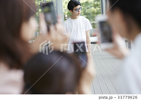 追っかけをするファンの女性 33779626