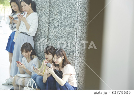 並んでいる女性 33779639