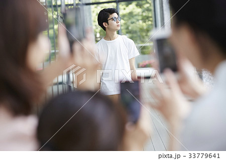 追っかけをするファンの女性 33779641