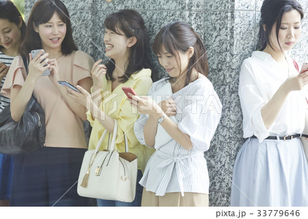 並んでいる女性 33779646