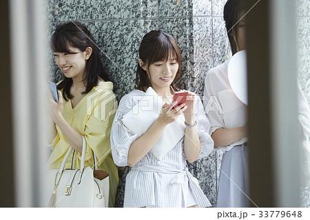 並んでいる女性 並んでいる女性 33779648