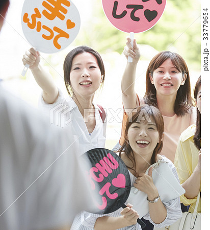 追っかけをするファンの女性 追っかけをするファンの女性 33779654