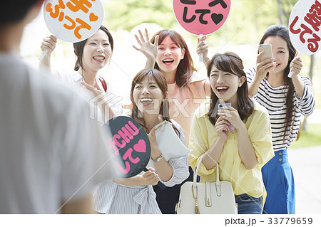 追っかけをするファンの女性 追っかけをするファンの女性 33779659