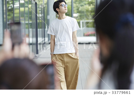 追っかけをするファンの女性 33779661