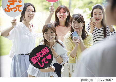 追っかけをするファンの女性 33779667