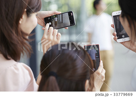 追っかけをするファンの女性 33779669