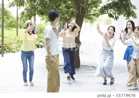 追っかけをするファンの女性 33779676