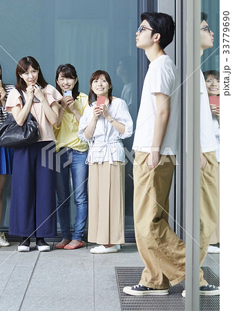 追っかけをするファンの女性 33779690