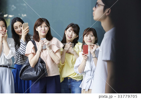 追っかけをするファンの女性 33779705