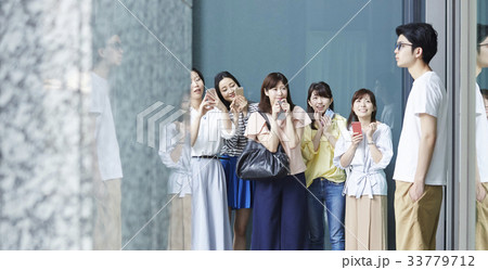 追っかけをするファンの女性 追っかけをするファンの女性 33779712