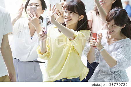 追っかけをするファンの女性 33779722