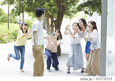 追っかけをするファンの女性 33779723