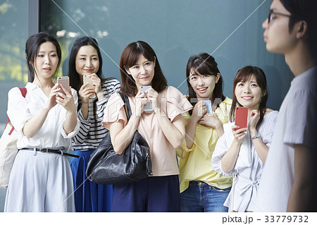 追っかけをするファンの女性 33779732