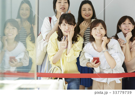 イベントに参加する女性 イベントに参加する女性 33779739