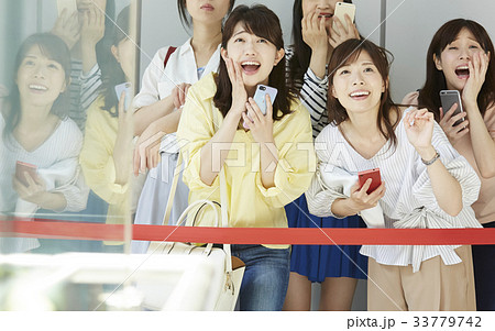 イベントに参加する女性 33779742