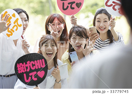 追っかけをするファンの女性 33779745