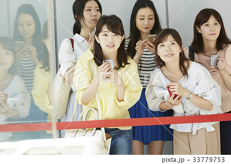 イベントに参加する女性 イベントに参加する女性 33779753