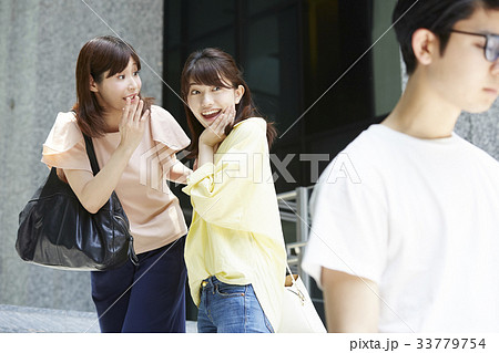 有名人を見かけた女性 33779754