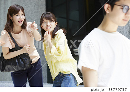 有名人を見かけた女性 33779757