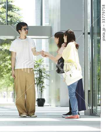 追っかけをするファンの女性 追っかけをするファンの女性 33779758