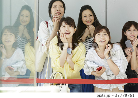 イベントに参加する女性 33779761