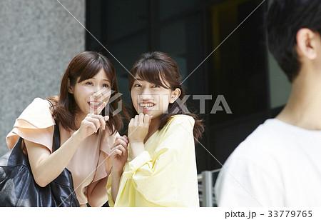 有名人を見かけた女性 有名人を見かけた女性 33779765