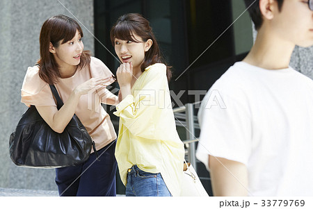 有名人を見かけた女性 33779769