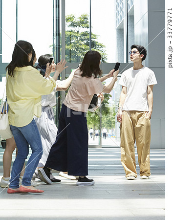 追っかけをするファンの女性 追っかけをするファンの女性 33779771