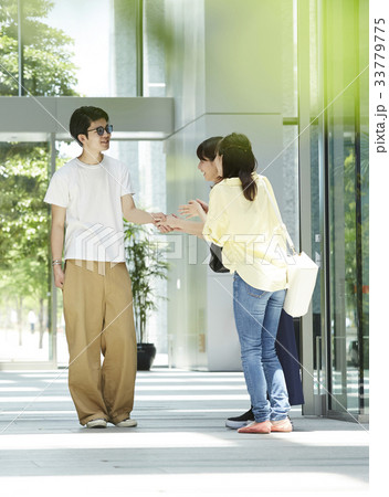 追っかけをするファンの女性 33779775