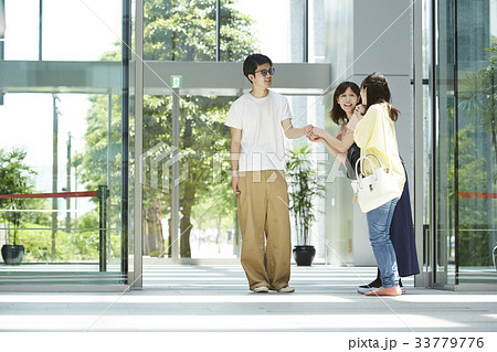 追っかけをするファンの女性 33779776