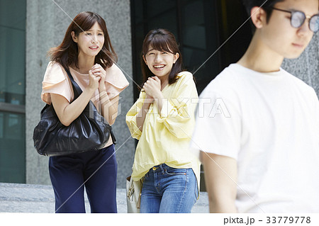 有名人を見かけた女性 有名人を見かけた女性 33779778