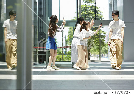 追っかけをするファンの女性 追っかけをするファンの女性 33779783