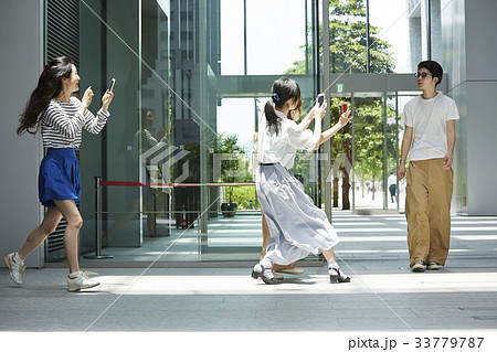 追っかけをするファンの女性 追っかけをするファンの女性 33779787