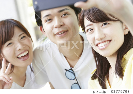 自撮りする男性と女性 自撮りする男性と女性 33779793