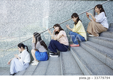 並んでいる女性 33779794