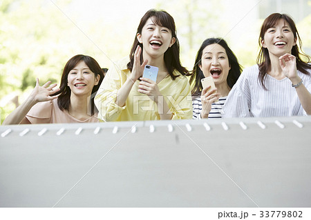 追っかけをするファンの女性 追っかけをするファンの女性 33779802