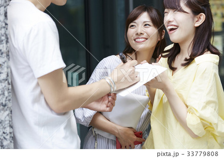 サインをもらうファンの女性 33779808