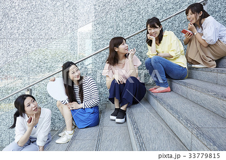 並んでいる女性 並んでいる女性 33779815