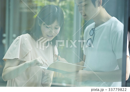 サインをもらうファンの女性 サインをもらうファンの女性 33779822