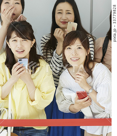 イベントに参加する女性 イベントに参加する女性 33779828