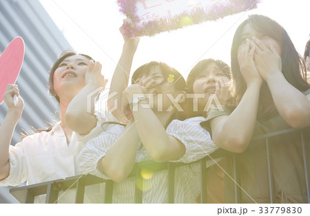 イベントに参加する女性 33779830