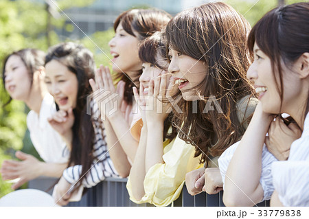 イベントに参加する女性 33779838