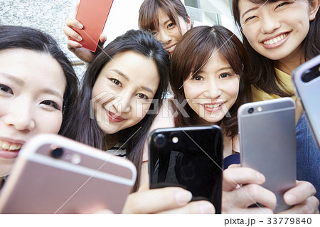 スマホを構える女性たち 33779840